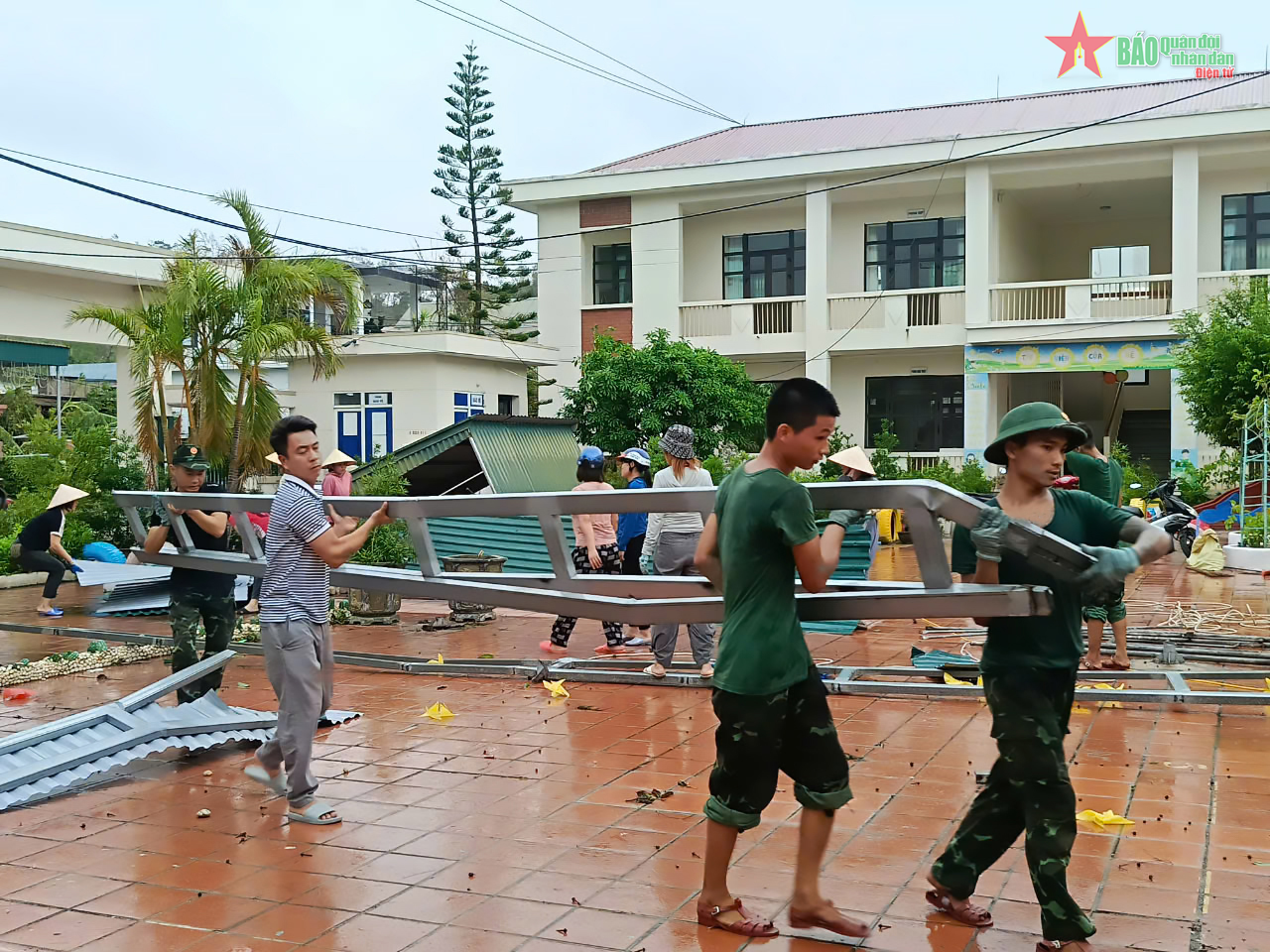 Lữ đoàn 242 (Quân khu 3) sẵn sàng có mặt ở bất cứ nơi nào nhân dân gặp hoạn nạn